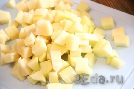 Картофель очистить и нарезать средними кубиками.