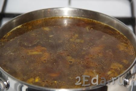 Когда картофель будет практически готов, добавить в грибной суп обжаренные овощи и варить 10 минут.