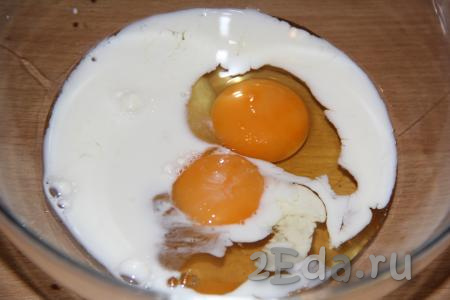 В миску вбить яйца и добавить молоко.