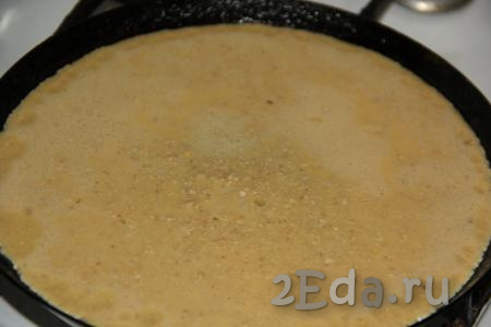 Разогретую сковороду диаметром 26 см смазать маслом и вылить всё овсяное тесто.