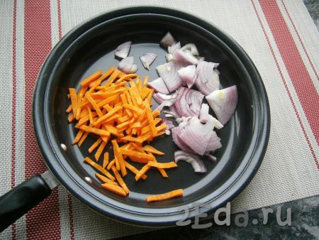 Морковку и лук очистить. Нарезать лук тонкими четвертинами, а морковь - соломкой, выложить овощи в сковороду, влить растительное масло.