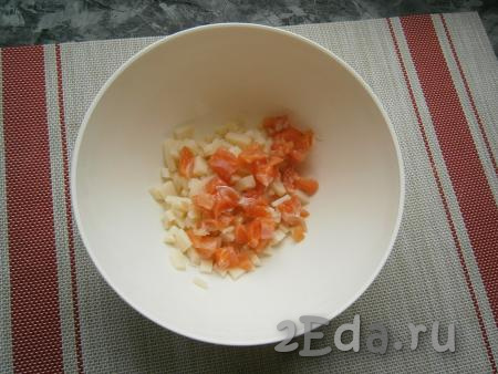 Картофель отварить в мундире до готовности (в течение минут 20-25), остудить. Яйца сварить вкрутую (варить минут 10 от начала кипения воды), тоже остудить. Очистить картошку и яйца. Картофель нарезать маленькими кубиками. Добавить нарезанное маленькими кусочками филе слабосолёной сёмги.