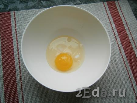 Яйцо разбить в миску, добавить соль и сахар.