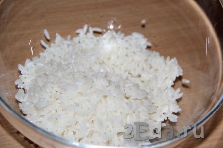 Для того чтобы отварить рис для запеканки, нужно хорошо промыть 100 грамм сухого риса в проточной воде, затем всыпать промытый рис в 200 мл кипящей воды (соотношение риса и воды должно быть 1:2 - одна часть риса и две части воды), посолить по вкусу, варить под крышкой до готовности и полного испарения воды (минут 15-20). Готовый рис для запеканки слегка остудить. Я использовала 200 грамм предварительно отваренного риса.