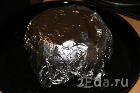 Прикрыть тыкву фольгой и поставить в разогретую духовку на 1 час 20 минут при температуре 180 градусов.