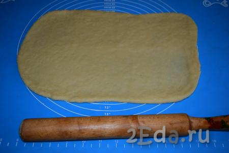 Раскатываем тесто в пласт шириной около 40 см и длиной около 60 см.