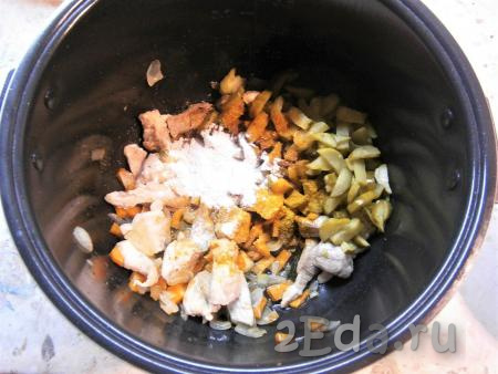 Морковку с луком обжаривать, иногда помешивая, 10 минут, после чего добавить в чашу мультиварки кусочки свинины, перемешать с овощами. Обжаривать мясо с овощами, перемешивая время от времени, до окончания программы. Затем посолить, поперчить, добавить солёные огурчики, специи, паприку и всыпать муку, перемешать.