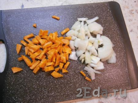 Очистить лук и морковь, а затем нарезать произвольно.