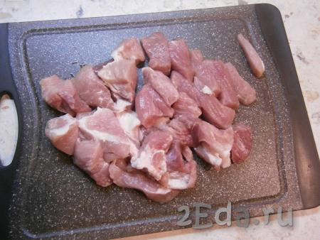 Нарезать свинину на кусочки среднего размера.