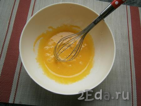 Тщательно венчиком растереть желтки с сахаром и мукой до однородного состояния, затем добавить 1 чайную ложку сметаны и ещё раз растереть желтковую смесь до однородности.