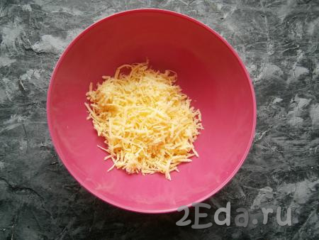 Сыр натереть на средней (или мелкой) тёрке.