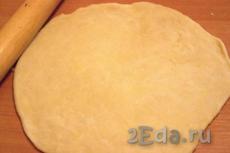 Раскатать тесто в круг диаметром чуть больше по размеру, чем диаметр формы, в которой будут запекаться куриные бёдра.