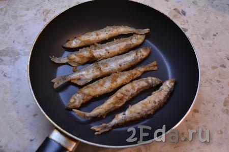 В сковороде разогреть растительное масло и выложить мойву. Жарить рыбу на среднем огне по 3-5 минут с каждой стороны (до румяного цвета).