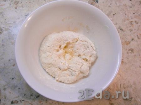 Замесить ложкой мягкое тесто (вымешивать не нужно). Масло растительное довести до кипения и влить его в тесто.