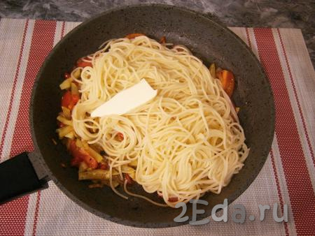 Перемешать овощи, прогреть на слабом огне пару минут и добавить на сковороду отваренные спагетти. Сверху выложить кусочек сливочного масла.