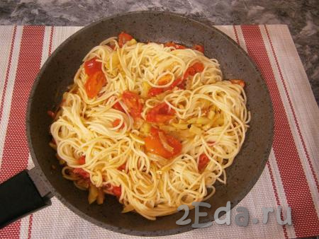 Хорошенько перемешать, прикрыть сковороду крышкой и на медленном огне прогреть спагетти с овощами около 2-3 минут.