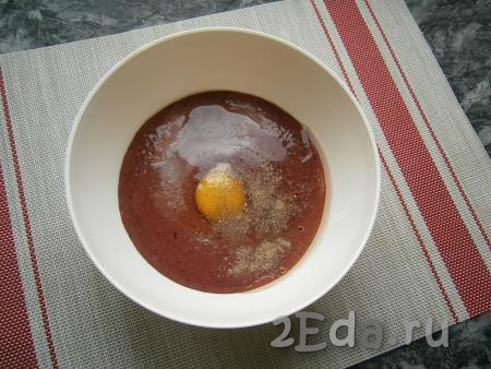 Печёночную массу переложить в миску, добавить сырое яйцо и чёрный молотый перец.