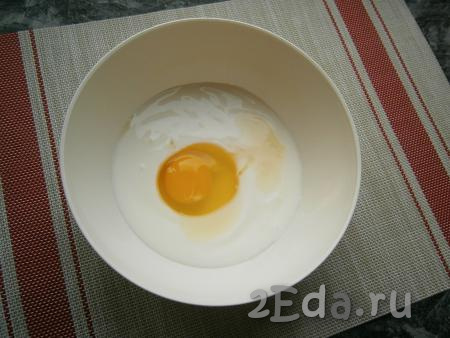 В кефир комнатной температуры добавить сырое яйцо.