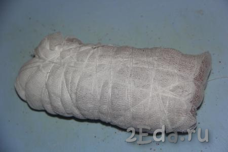 Плотно завернуть куриное филе в специях в марлю (или хлопчатобумажную ткань), замотать ниткой. Марля защитит бастурму от пыли и насекомых.