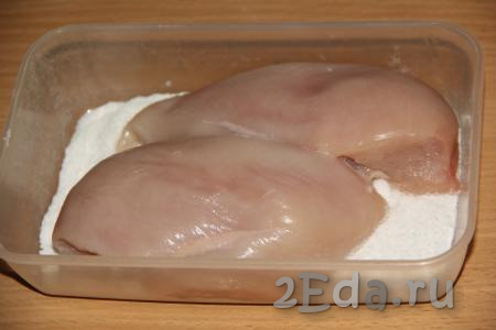 В лоток всыпать половину килограмма соли и сверху выложить два филе.