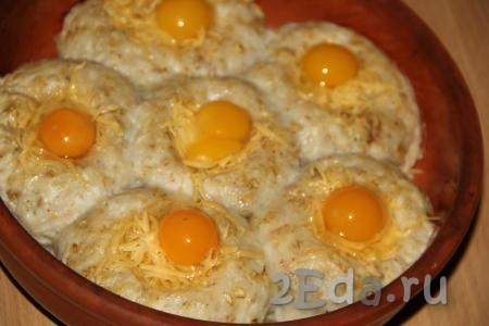Добавить в каждую лунку одно перепелиное яйцо. Поставить гнёзда обратно в духовку при нижнем нагреве на 15 минут.
