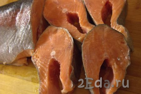 Красную рыбу очистить, вымыть и нарезать на порционные кусочки (у меня - стейки форели). Посолить, добавить, по желанию, приправу для рыбы.