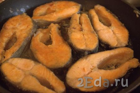 Обвалять кусочки красной рыбы в муке, затем выложить в сковороду, разогретую с растительным маслом, и обжарить с двух сторон на среднем огне до золотистой корочки (минут по 5-7 с каждой стороны).