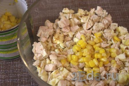 В глубокой миске соединить нарезанный омлет, куриное мясо, добавить консервированную кукурузу, предварительно слив с неё жидкость.