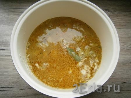 Влить в чашу горячую воду и выставить режим "Суп" на 1 час, крышку мультиварки закрыть.