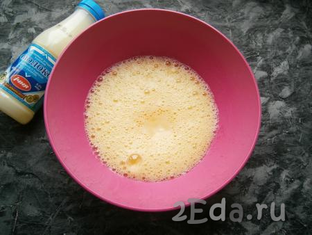 Взбить яйца миксером в пышную пену, добавить сгущённое молоко, снова взбить.