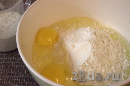 В миску просеять грамм 100 муки, добавить соль и вбить два яйца.