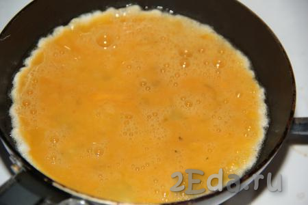 В сковороду влить растительное масло, поставить на средний огонь. Когда масло разогреется, влить яичную массу в сковороду. 