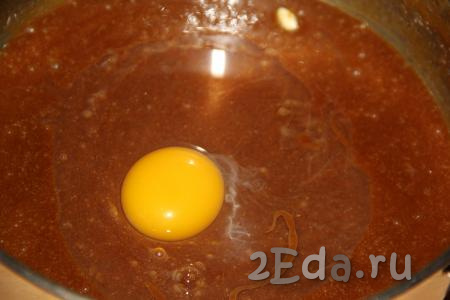Затем добавить в массу яйцо и тщательно перемешать венчиком.
