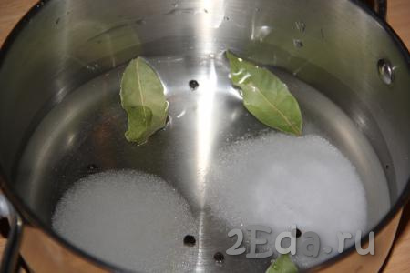В кастрюлю влить воду, всыпать сахар и соль, добавить лаврушку и чёрный перец горошком.