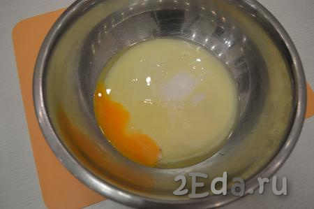 В глубокую миску вылить сгущёнку, добавить соду, погашенную уксусом, и яйцо.