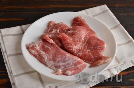 Охлажденную мякоть свинины (у меня свиной ошеек) нужно вымыть, обрезать всё лишнее и нарезать мясо на порционные кусочки.