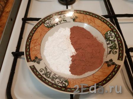 Приготовим обсыпку, для этого в тарелку нужно насыпать сахарную пудру, добавить какао.