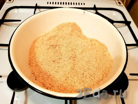 Вначале приготовим тесто, для этого ванильные сухари нужно измельчить на мясорубке.