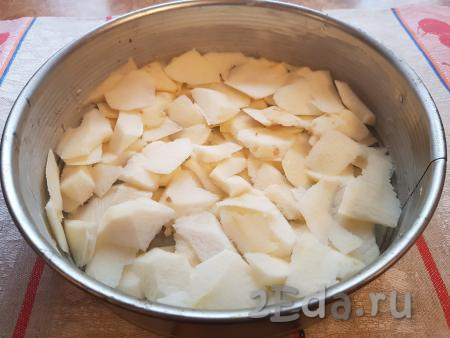 Смазать сливочным маслом форму для выпечки (у меня форма диаметром 25 см), нарезать яблоки кусочками и равномерно распределить их по дну формы.