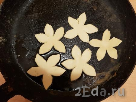 Советую из остатков теста испечь украшения для торта в виде цветочков (выпекайте до золотистого цвета цветочков).
