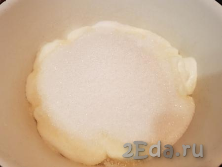 Далее нужно приготовить сметанный крем, добавив в сметану сахар.