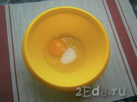 В миску разбить яйцо, всыпать соль, сахар и ванильный сахар.