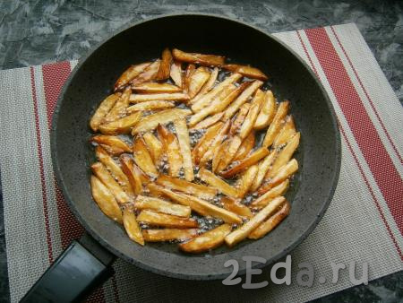 Затем снова отправить картофель в кипящее масло и жарить на среднем огне ещё 3-4 минуты, периодически картошку перемешивая.
