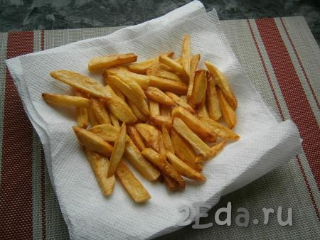 Выложить картофель фри на бумажное полотенце и дать обсохнуть в течение 2-3 минут.