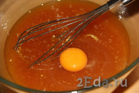 Перелить массу в большую миску для замеса теста и добавить мягкое масло, перемешать до полного растворения масла, дать немного остыть. В остывшую массу по одному вбить яйца, каждый раз хорошо перемешивая венчиком.