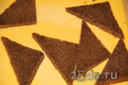 Хлеб нарезать на кусочки, можно с помощью вырубки для печенья придать хлебу форму цветочков или звёздочек. Я нарезала хлеб треугольничками, разрезав каждый кусок хлеба наискосок.