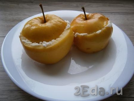 Яблоки должны стать мягкими, если нужно - добавьте 1-2 минуты готовки (зависит от сорта яблок).