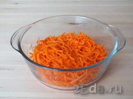В глубокий салатник натрите на крупной тёрке очищенную морковь, слегка присолите, сбрызните уксусом, перемешайте.