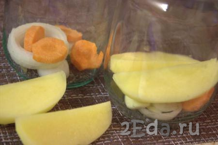 Картофель очистить, вымыть, произвольно нарезать (я нарезала картошку дольками), уложить часть картошки в банки поверх овощей и немного посолить. Можно использовать универсальную приправу для картофеля.