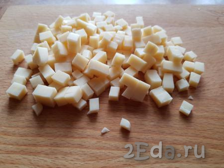 Сыр нарезать на небольшие кубики.